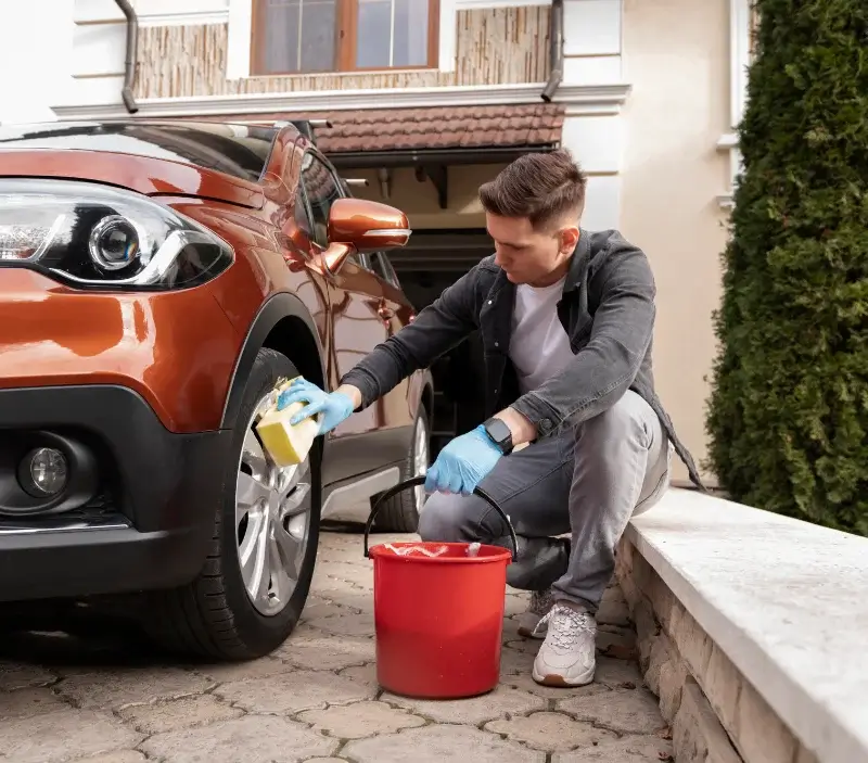 Lavage auto à domicile Sylvains-Lès-Moulins : professionnel intervenant sur un véhicule